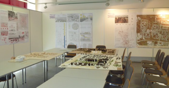 Präsentation: Städtebauliches Projekt „Roter Berg“ Planungen, Zeichnungen und Modelle an Tafeln und auf Tischen präsentiert