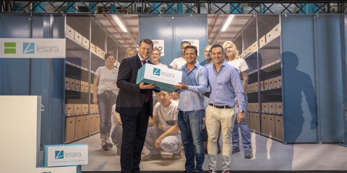 Foto: Einweihungsfeier Lesara Distributionszentrum im GVZ Erfurt © Stadtverwaltung Erfurt Mann übergibt Paket an zwei andere Männer in Lagerhalle