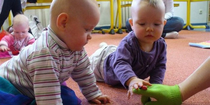 Foto: Musikalische Früherziehung © Stadtverwaltung Erfurt Kleinkinder greifen nach Gegenständen