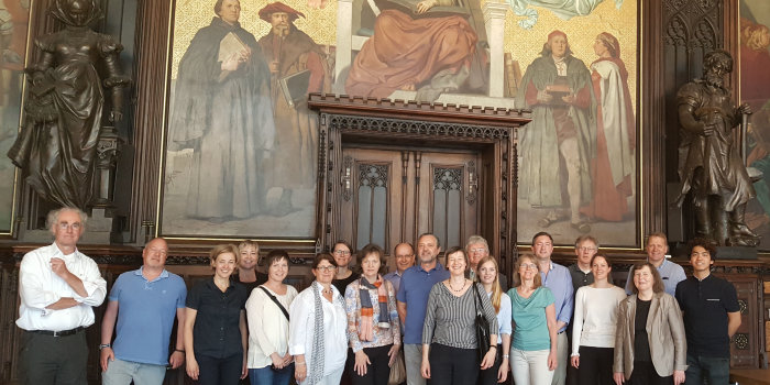 Foto: Gruppenfoto Netzwerktreffen Ökoprofit © Stadtverwaltung Erfurt 20 Menschen im Rathausfestsaal