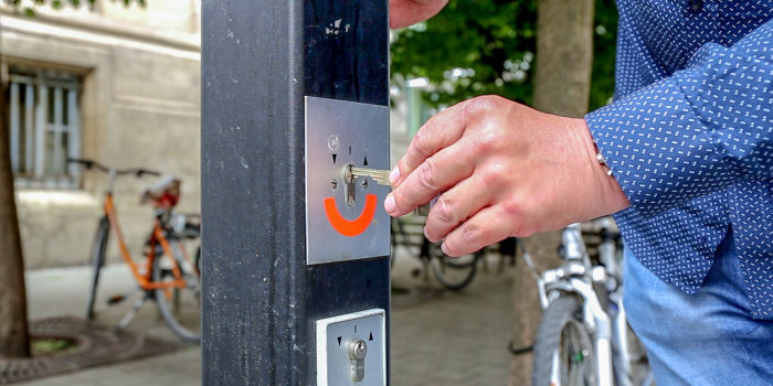 Foto: Pollerschließung ist beschädigt © Stadtverwaltung Erfurt männliche Hand versucht vergeblich Schlüssel in ein Schlüsselloch zu stecken