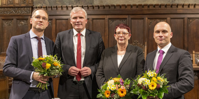 Drei Männer und eine Frau im Erfurter Ratssitzungssaal