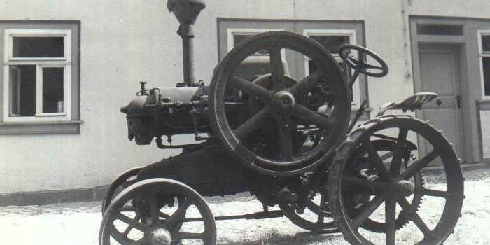Foto: Lanz-Bulldog im Hof des Museums für Thüringer Volkskunde, um 1975 © Museum für Thüringer Volkskunde, Romeik Schwarz-weiß Foto eines Traktors