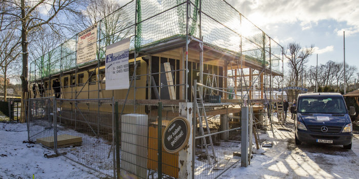 Foto: Neubau des Vereinsheims in Bischleben © Stadtverwaltung Erfurt Ein Gebäude im Rohbau, am Himmel sind Sonne und Wolken.