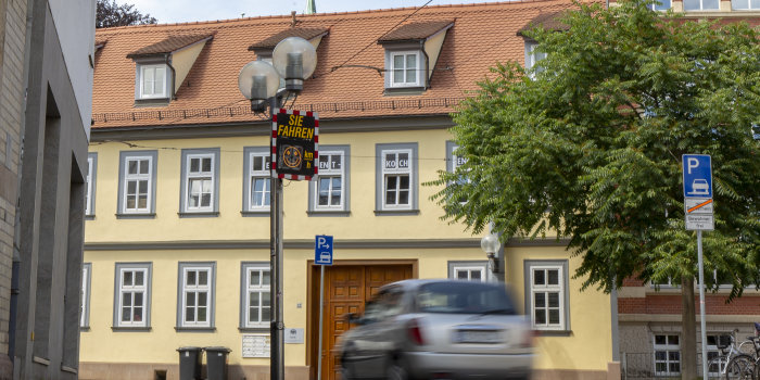 Auto fährt an Schild mit Smiley vorbei