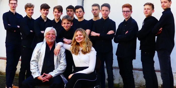 Foto: Die „Heißen Drähte“ laden zum Hofkonzert © Musikschule, A. Meichsner Eine Gruppe junger Musiker