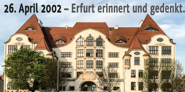 Ein Schulgebäude mit der Schrift: 26. April 2002 - Erfurt erinnert und gedenkt.