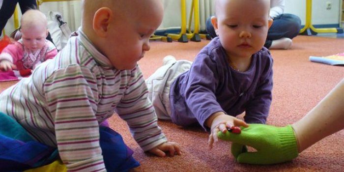 Kleinkinder greifen nach Gegenständen