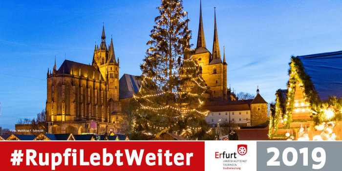 Foto: Rupfi lebt weiter © Stadtverwaltung Erfurt Ein abendliches Bild von einem Weihnachtsmarkt mit einer Fichte in der Mitte