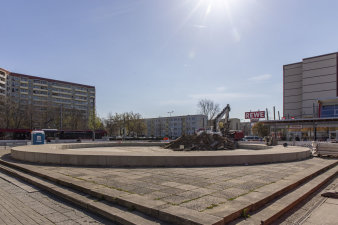 alte Betonumfassung eines Brunnen