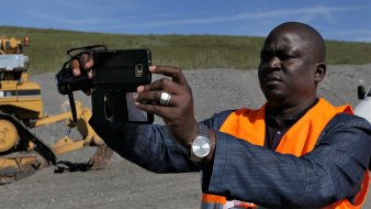 Männliche Person aus Afrika fotografiert mit Smartphone