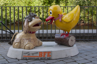 Zwei Kinderfernsehfiguren - eine Ente und ein Hund