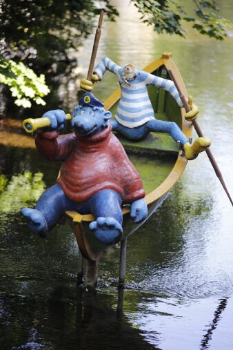 Zwei Figuren auf einem Ruderboot