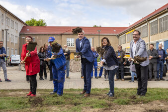 Foto: Erster Spatenstich auf Gelände der "Grundschule am Schwemmbach" (GS 18) © Stadtverwaltung Erfurt mehrere Politiker mit Spaten in der Hand