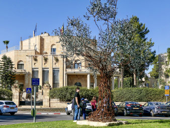 Foto: Das erste „Olivenbaum“-Kunstwerk in Jerusalem © Stadtverwaltung Erfurt Ein Baum aus Stahl und Kupfer