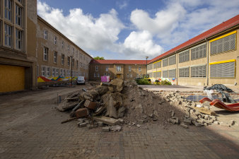 Steine, Sand, Metall u.a. innerhalb einer Gebäudefreifläche