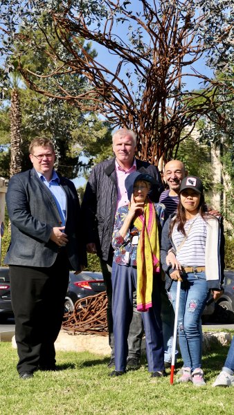 Foto: Alexander Hilge und Andreas Bausewein mit den beiden Paradiesbaum-Künstlern und einer Mitarbeiterin. © Stadtverwaltung Erfurt Fünf Personen vor einem Kunst-Baum