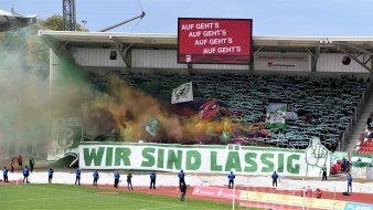 Rauchwolken in einem Stadion