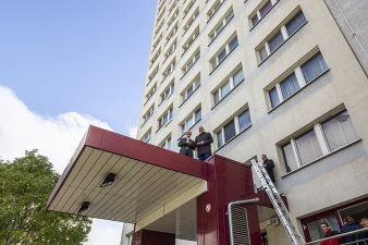 Zwei Männer stehen auf einem Vordach