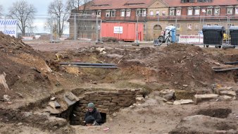 Grabungsstelle mit freigelegtem Keller