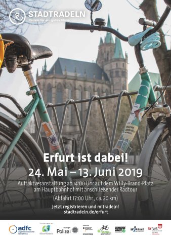 Fahrrad im Ständer vor dem Erfurter Dom. 