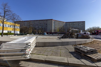 Baustellengitter liegen an einer alten Betonumfassung - Brunnen