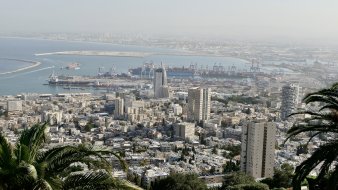 Blick auf die Stadt mit Hafen