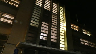 Außenansicht des Gebäudes am Abend mit lichtdurchflutenden Fenstern 