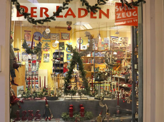 Weihnachtsdekoration durch ein Schaufenster zu Spielsachen