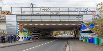 Eine bunt gestaltete Brücke