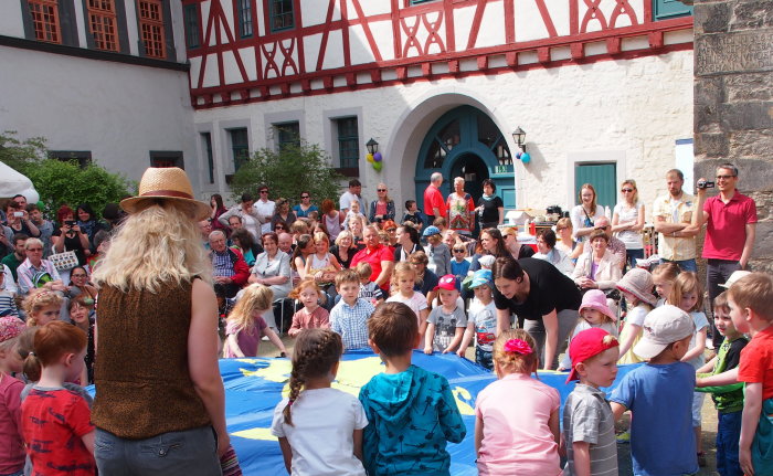 Kinder und Jugendliche bewegen sich zum Takt der Musik