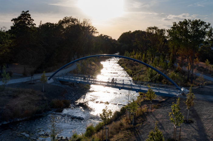 Brückenbogen im Kilianipark in Erfurt-Gispersleben Brücke über den Fluss Gera