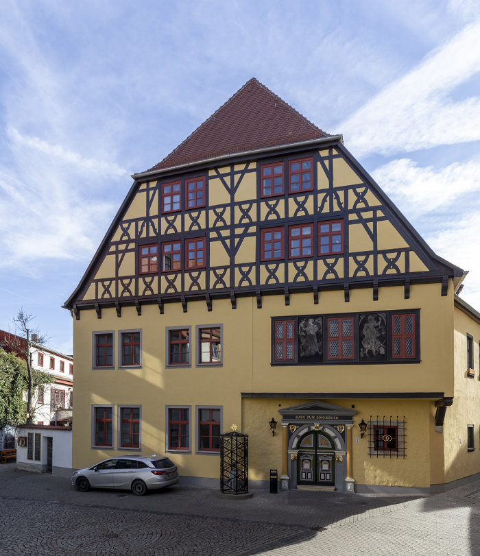 Hochzeitshaus: Haus zum Sonneborn Fachwerk im Dach-/Giebelbereich und prächtiges Portal