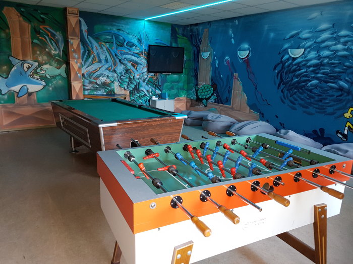 Graffiti im Freizeittreff Lindenweg Raum mit bemalten Wänden und Billard- und Tischfußballtisch
