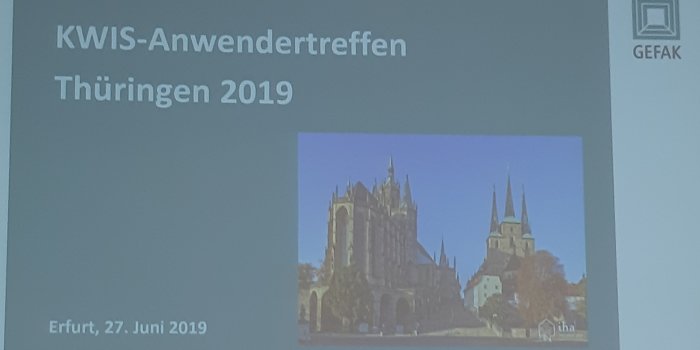 Folie einer Präsentation mit der Aufschrift "KWIS-Anwendertreffen Thüringen 2019"