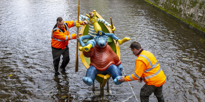 Die Figuren von Käpt'n Blaubär und Hein Blöd werden von zwei Arbeiten in einem Boot im Wasser befestigt.