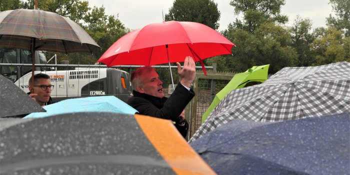 Foto: Oberbürgermeister Andreas Bausewein in einem Meer aus Schirmen © Stadtverwaltung Erfurt einige Regenschirme, dahinter OB mit rotem