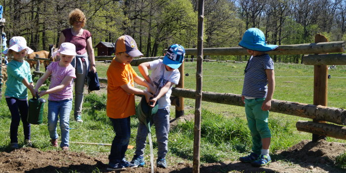 Foto: Bäume für die Vielfalt – Baumpflanzung auf der Fuchsfarm © Stadtverwaltung Erfurt Kinder pflanzen einen Baum