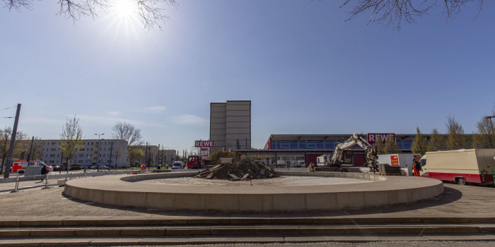 Foto: Platz der Völkerfreundschaft - Baubeginn 01.04.2019 © Stadtverwaltung Erfurt alte Betonumfassung eines Brunnen