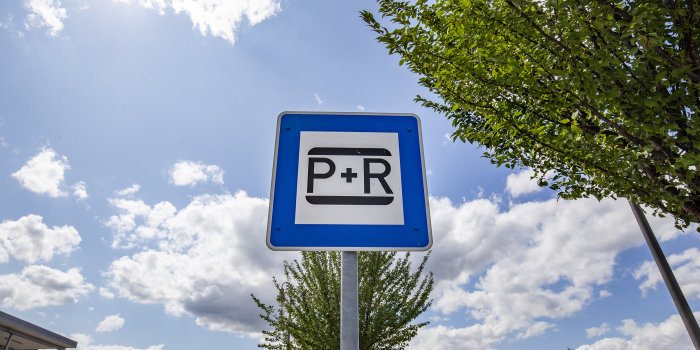 Ein Verkehrsschild mit blauem Rand und den Buchstaben P und R