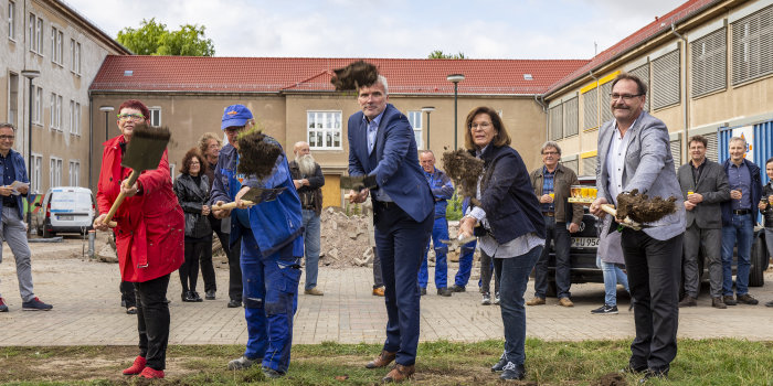 mehrere Politiker mit Spaten in der Hand