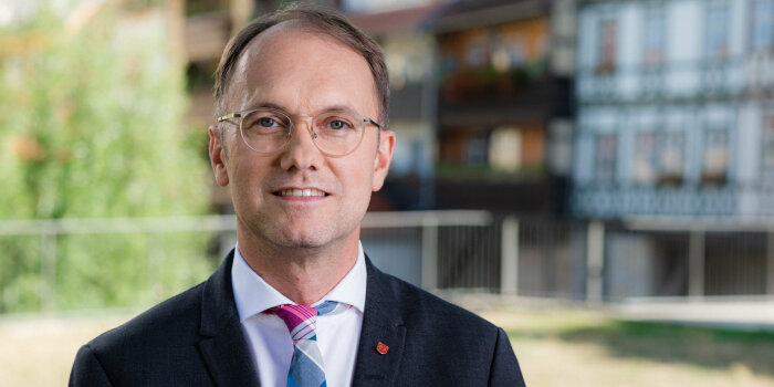 Foto: Dr. Tobias J. Knoblich © Stadtverwaltung Erfurt Porträt einer männlichen Person mit Brille im Anzug