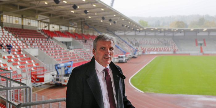 Foto: Andreas Bausewein im Steigerwaldstadion © Stadtverwaltung Erfurt Ein Mann steht auf der Zuschauertribüne eines leeren Stadions