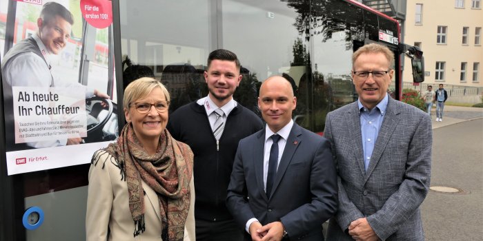 mehrere Personen stehen vor einem Bus