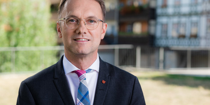 Foto: Dr. Tobias J. Knoblich © Stadtverwaltung Erfurt Porträt einer männlichen Person mit Brille im Anzug