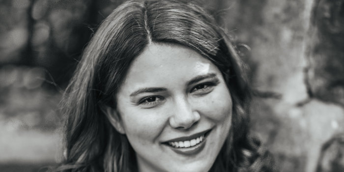 Foto: Luisa Strunk © Luisa Strunk Das Portrait einer jungen Frau mit mittellangen dunklen Haaren