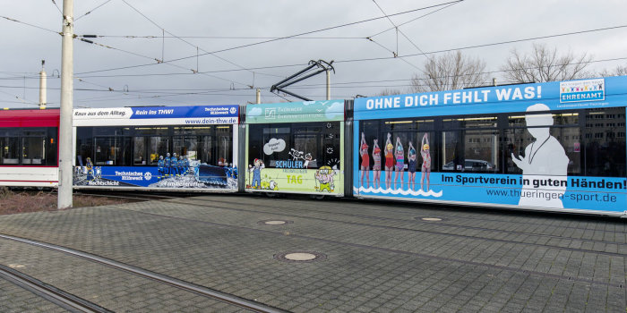 Eine Straßenbahn, die mit Werbung für das Ehrenamt beklebt ist