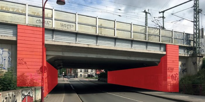 Eine Eisenbahnbrücke mit farbig gekennzeichneten Flächen