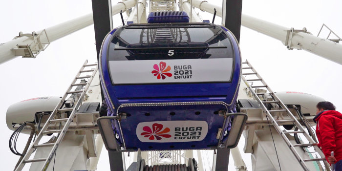 Foto: Mit Buga-Logo beklebte Gondel des Riesenrads © Stadtverwaltung Erfurt Eine blaue, geschlossende Riesenradgondel