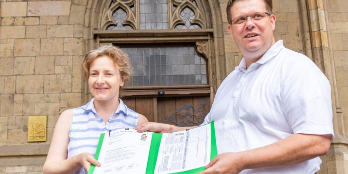 Foto: 12.07.2019: Übergabe Antrag Bürgerbegehren © Stadtverwaltung Erfurt eine Frau und ein Mann halten gemeinsam ein Schriftstück in den Händen